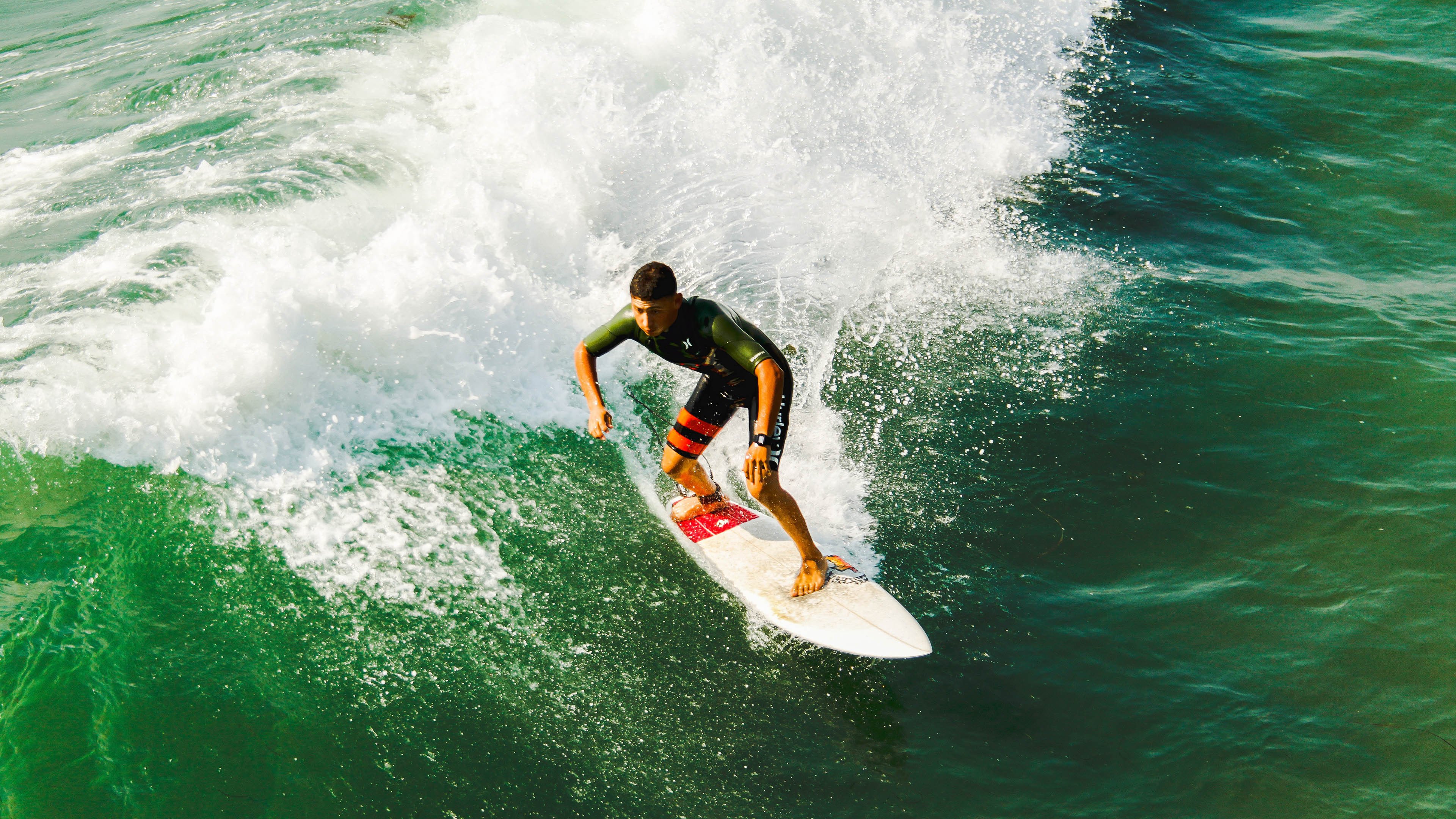 阿根廷青少年骑手理查德·基尔克高德在国际马术比赛中获得银牌,展现潜力。